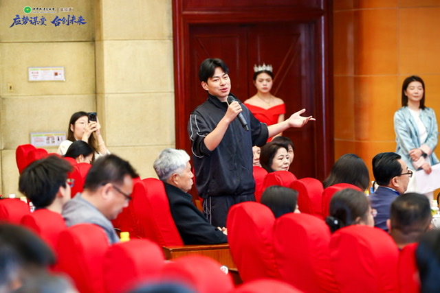 追花两万里:一场关于生命、迁徙与永恒的现代寓言 追花两万里:一场关于生命、迁徙与永恒的现代寓言