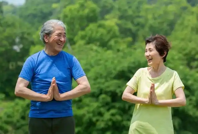 60 岁的“健康十字路口”:避开这六件事,为长寿加分 60 岁的“健康十字路口”:避开这六件事,为长寿加分