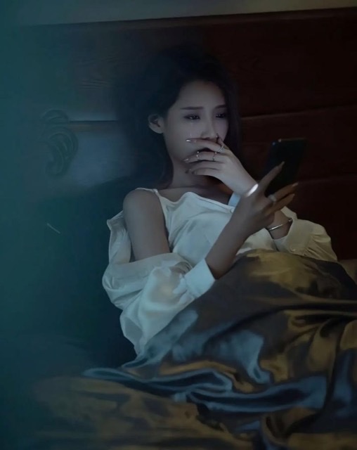 睡前刷手机=肝在“熬夜加班”?医生:这个习惯的危害! 睡前刷手机=肝在“熬夜加班”?医生:这个习惯的危害!