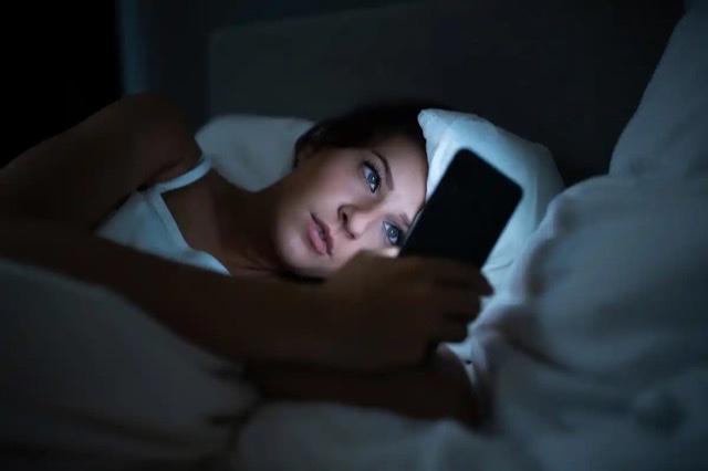 睡前刷手机=肝在“熬夜加班”?医生:这个习惯的危害! 睡前刷手机=肝在“熬夜加班”?医生:这个习惯的危害!