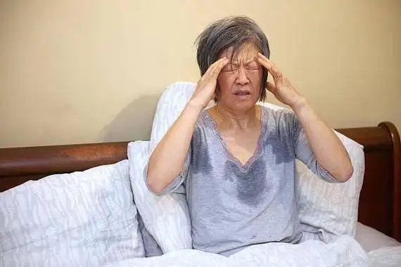 老人夏天3种出汗“不对劲”?可能是心脏在求救,别当天热 老人夏天3种出汗“不对劲”?可能是心脏在求救,别当天热