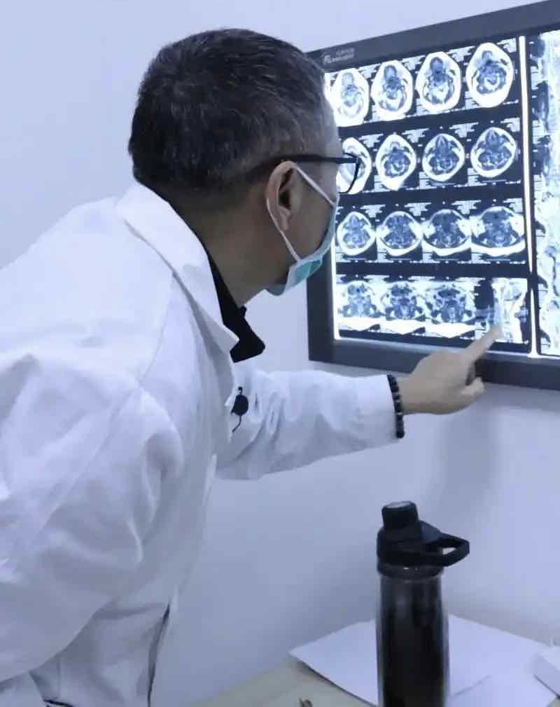 红包塞进白大褂,转身就举报!医生遭“设局”,医德与陷阱如何辨 红包塞进白大褂,转身就举报!医生遭“设局”,医德与陷阱如何辨