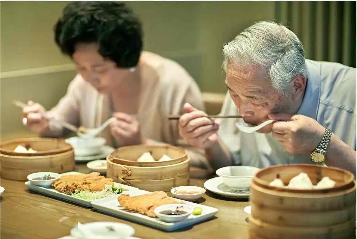老年人“吃撑”:饿得更快的真相与看不见的健康代价 老年人“吃撑”:饿得更快的真相与看不见的健康代价