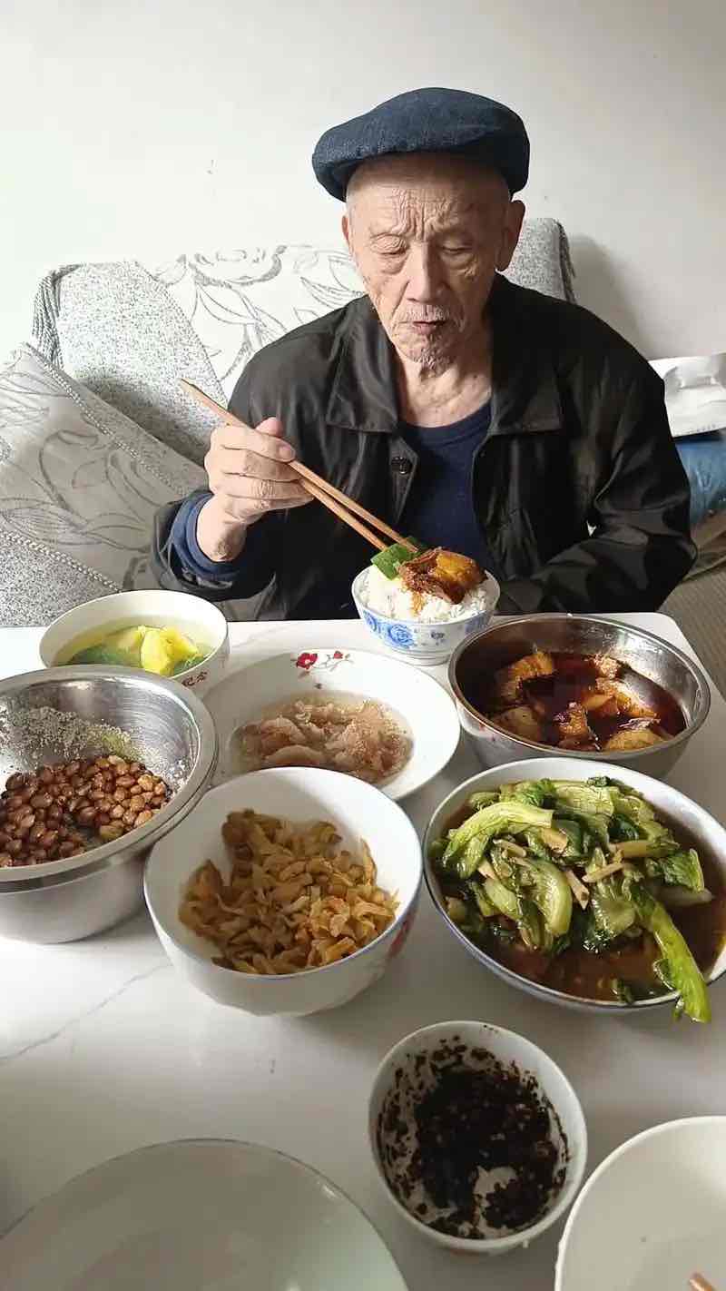 老年人“吃撑”:饿得更快的真相与看不见的健康代价 老年人“吃撑”:饿得更快的真相与看不见的健康代价