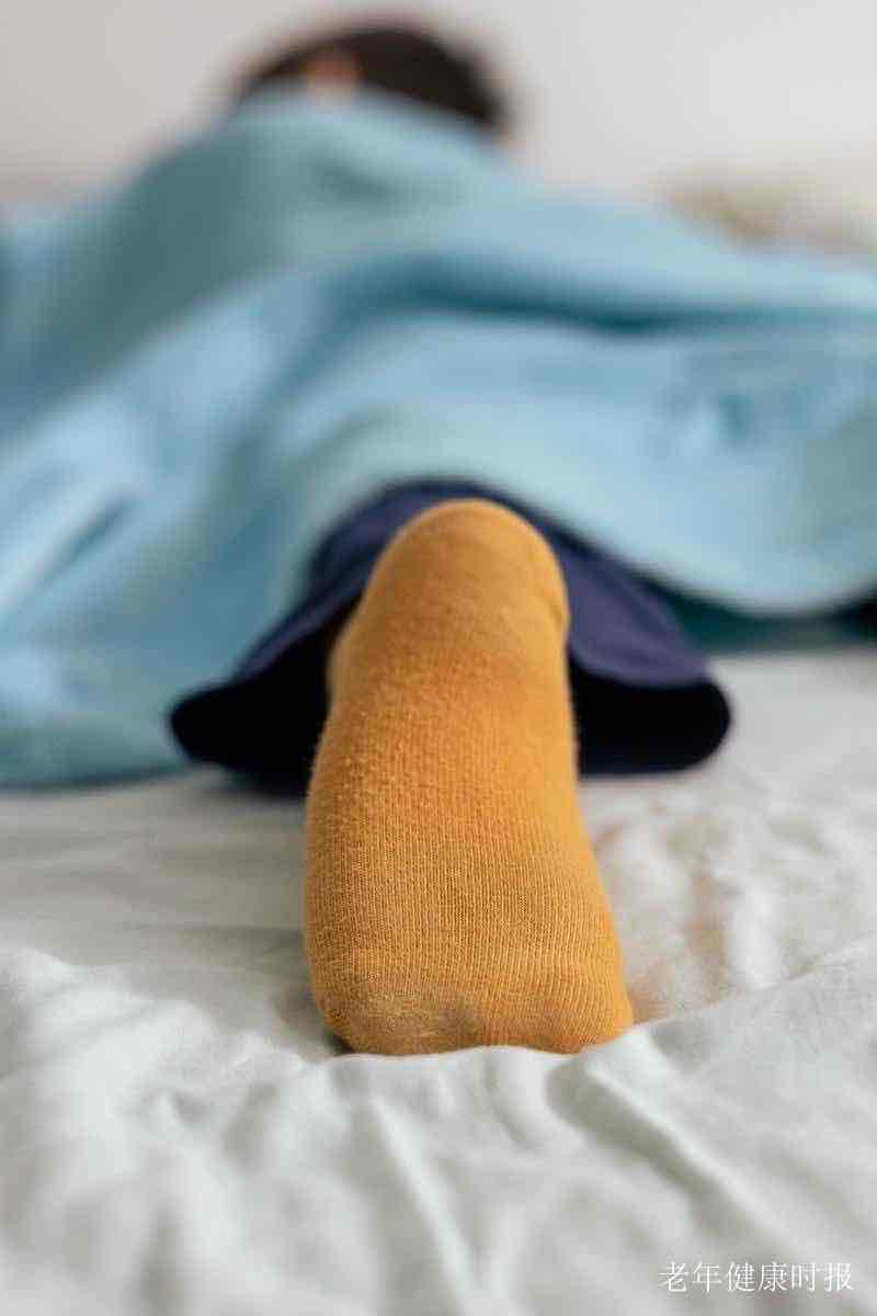 冬夜穿袜眠:不止暖脚,更是藏在细节里的养生智慧 冬夜穿袜眠:不止暖脚,更是藏在细节里的养生智慧