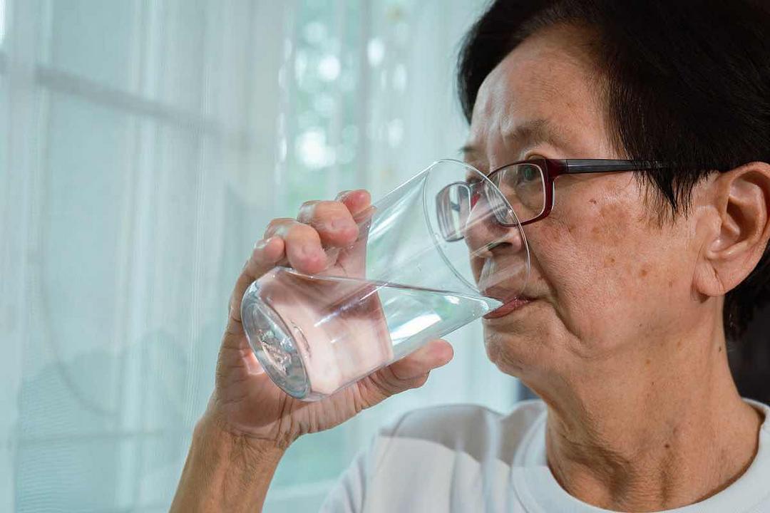 老年朋友注意:冬天喝对这杯水,给皮肤“补水锁湿”不干燥 老年朋友注意:冬天喝对这杯水,给皮肤“补水锁湿”不干燥