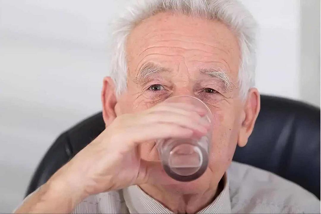 老年朋友注意:冬天喝对这杯水,给皮肤“补水锁湿”不干燥 老年朋友注意:冬天喝对这杯水,给皮肤“补水锁湿”不干燥