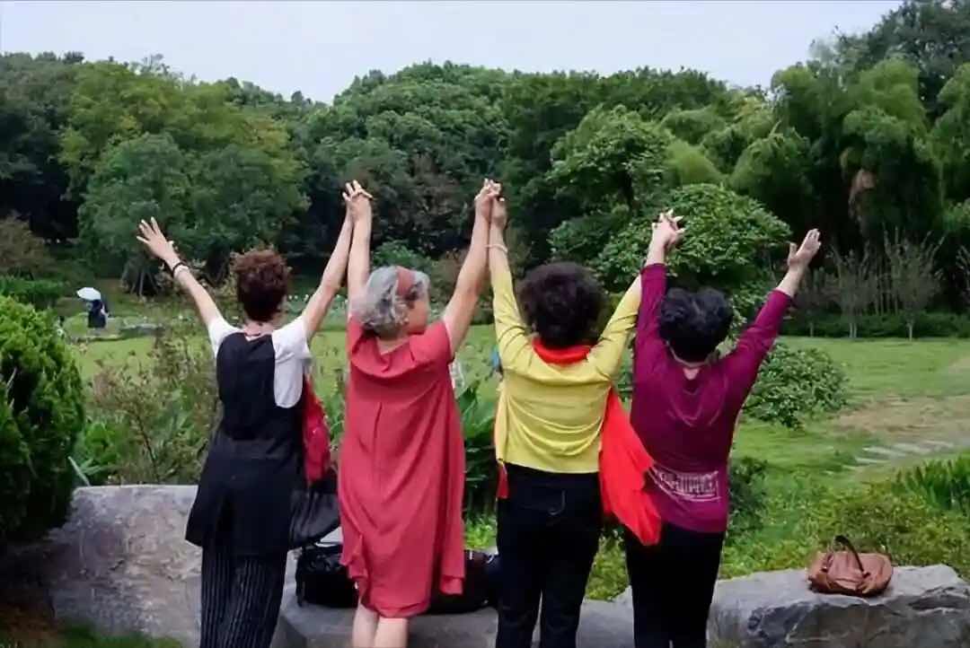 走出家门看世界:中老年旅游,把健康揣进行囊 走出家门看世界:中老年旅游,把健康揣进行囊