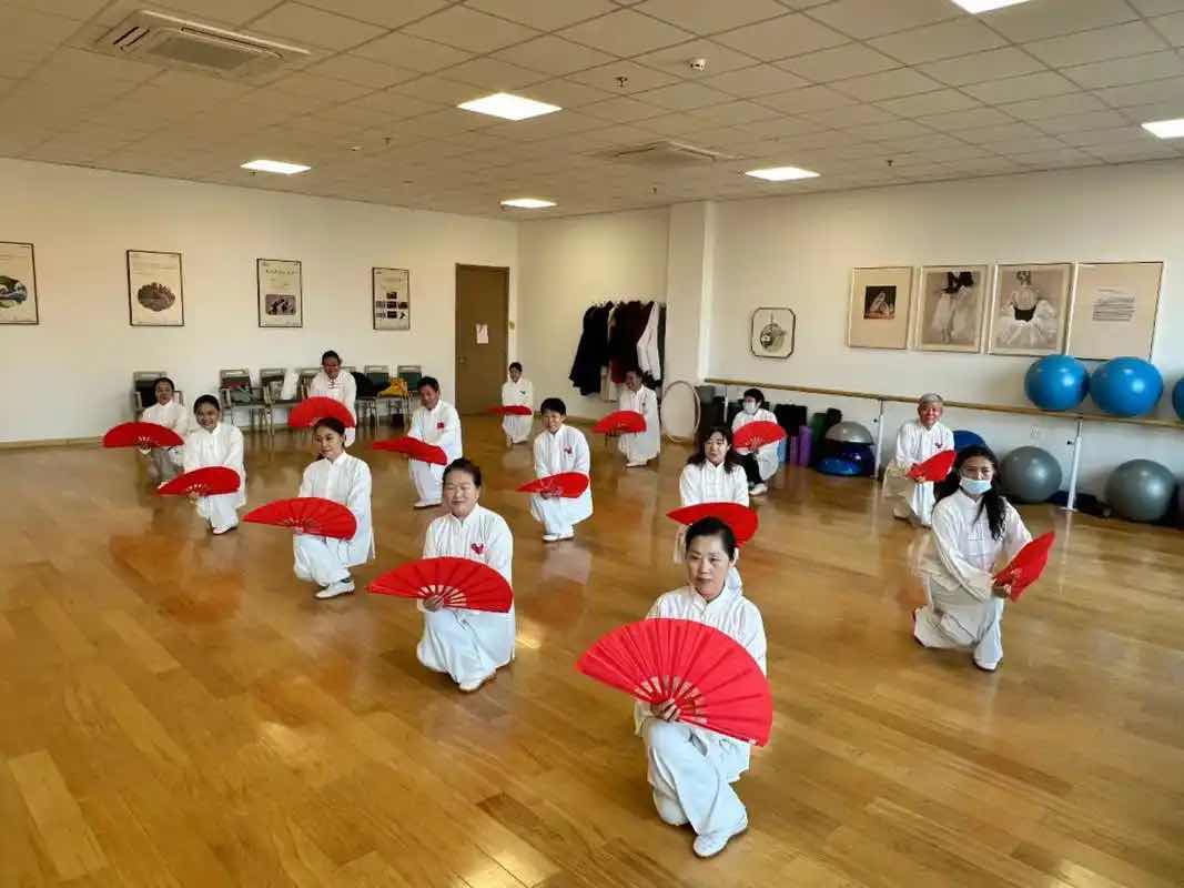 ���ݲ���ɫ���Ͻ��ڵġ��°볡��������