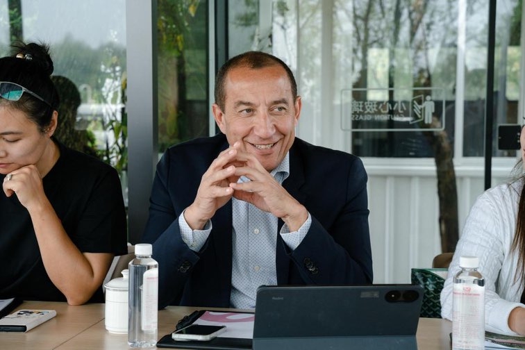 �Ǹ���Ұ������ͬ�У��ɱ�������ѧУ�ѻ�𻪽��� ��̽ũ��·��