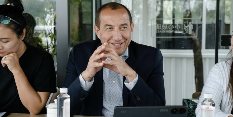 �Ǹ���Ұ������ͬ�У��ɱ�������ѧУ�ѻ�𻪽��� ��̽ũ��·��