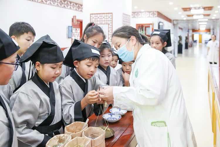 国粹中医润童心 文化复兴少年强 ——探访中医童蒙养正特色课堂 国粹中医润童心 文化复兴少年强 ——探访中医童蒙养正特色课堂